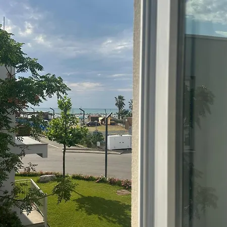 Coast Apartment *
